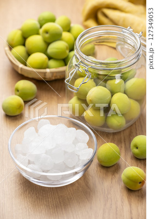 青梅と氷砂糖で手作り梅酒 青梅と氷砂糖で手作り梅酒 127349053