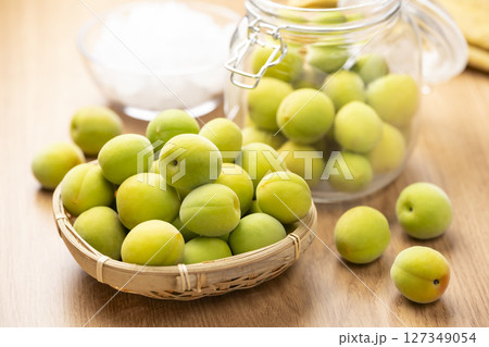 青梅と氷砂糖で手作り梅酒 青梅と氷砂糖で手作り梅酒 127349054