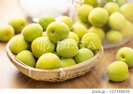 青梅と氷砂糖で手作り梅酒 青梅と氷砂糖で手作り梅酒 127349056