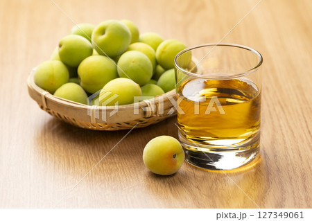 自家製梅酒と青梅 127349061