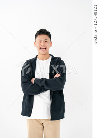若い男性　ポートレート　カジュアル　腕組み 127349121
