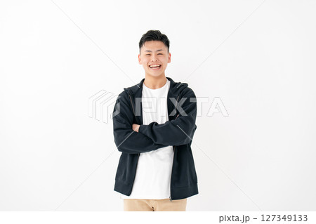 若い男性　ポートレート　カジュアル　腕組み 127349133