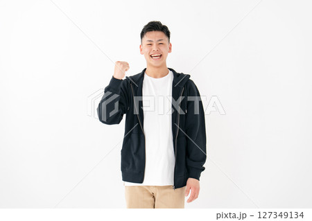 若い男性 ポートレート カジュアル ガッツポーズ 若い男性 ポートレート カジュアル ガッツポーズ 127349134