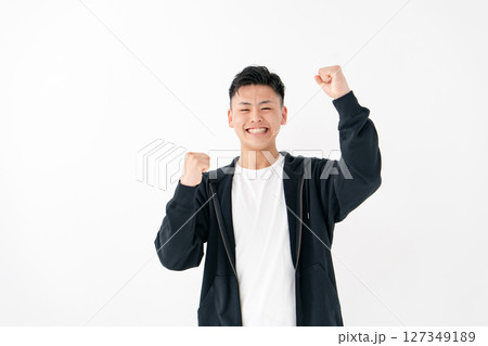 若い男性 ポートレート カジュアル ガッツポーズ 若い男性 ポートレート カジュアル ガッツポーズ 127349189