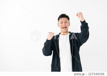若い男性　ポートレート　カジュアル　ガッツポーズ 127349190