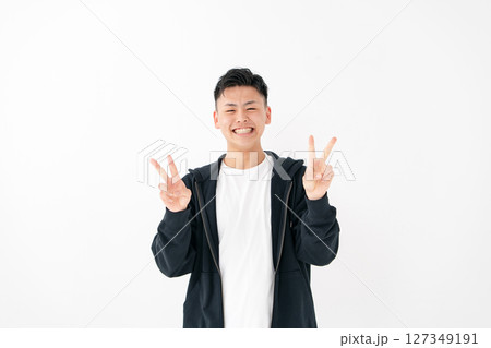 若い男性　ポートレート　カジュアル　ピース 127349191