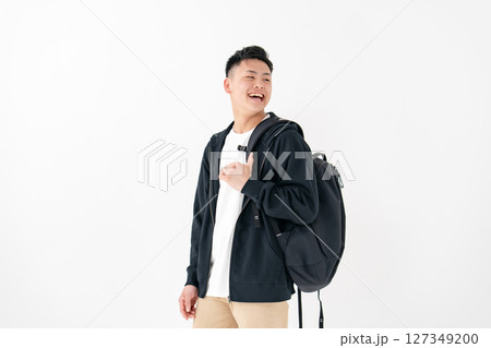 若い男性　ポートレート　リュック 127349200