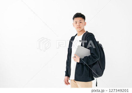 若い男性　ポートレート　リュック　タブレット 127349201