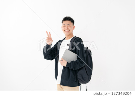 若い男性　ポートレート　リュック　タブレット　ピース 127349204
