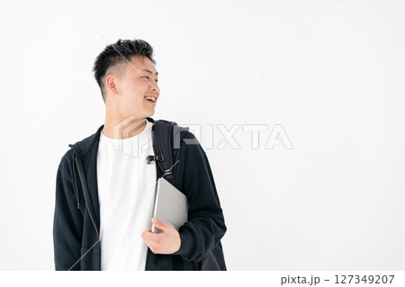 若い男性　ポートレート　リュック　タブレット 127349207