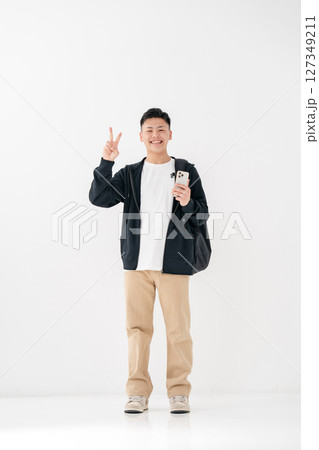 若い男性 ポートレート スマホ 全身 ピース 若い男性 ポートレート スマホ 全身 ピース 127349211