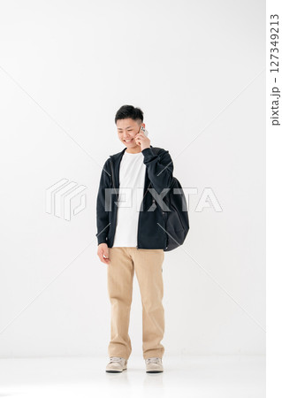若い男性　ポートレート　リュック　スマホ　全身 127349213