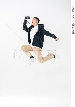 若い男性 ポートレート カジュアル ジャンプ 若い男性 ポートレート カジュアル ジャンプ 127349216