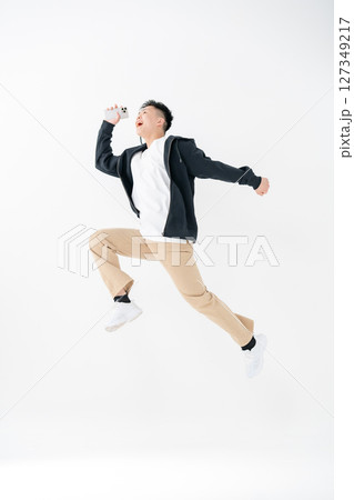 若い男性 ポートレート カジュアル ジャンプ 若い男性 ポートレート カジュアル ジャンプ 127349217