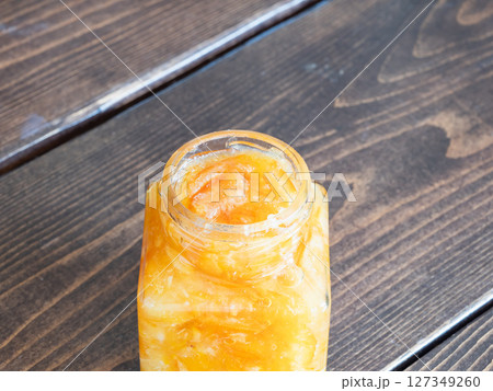柑橘の果皮と果実を甘く煮て作ったマーマレード・ジャムが入ってるガラス瓶。 127349260