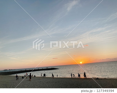 海に沈む夕日 127349394