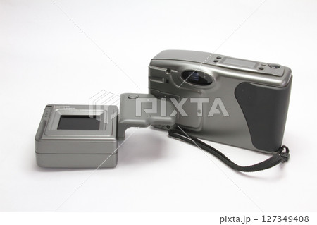 1996年当時、ようやく普及し始めたコンパクトデジタルカメラ 127349408