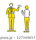 右手を上げて案内している男性と女性 127349657