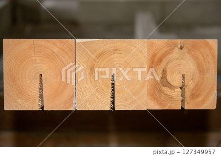 木材の背割り 木材の背割り 127349957
