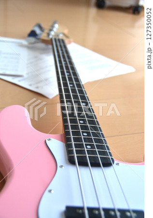 エレキギター・ベース・楽譜と音楽イメージ 127350052
