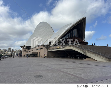 オーストラリア・ニューサウスウェールズ州・シドニーの世界遺産であるオペラハウス オーストラリア・ニューサウスウェールズ州・シドニーの世界遺産であるオペラハウス 127350201