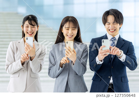 ビジネスマンとビジネスウーマン　スマホ 127350648