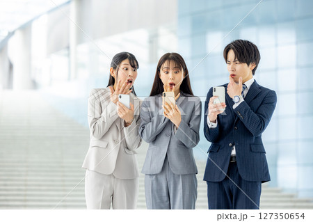ビジネスマンとビジネスウーマン　スマホ 127350654
