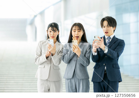 ビジネスマンとビジネスウーマン スマホ ビジネスマンとビジネスウーマン スマホ 127350656