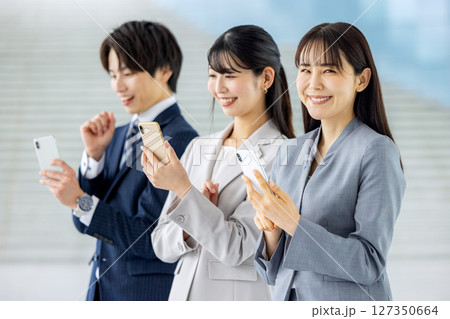 ビジネスマンとビジネスウーマン　スマホ 127350664