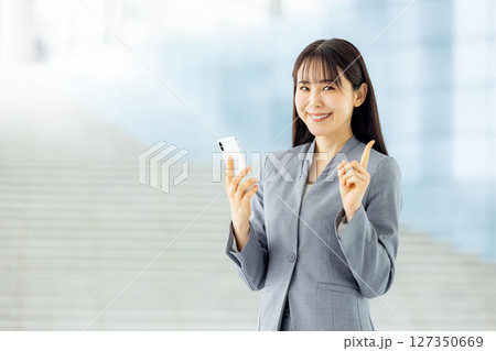 若いビジネスウーマン　スマホ 127350669