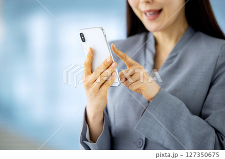若いビジネスウーマン スマホ 若いビジネスウーマン スマホ 127350675