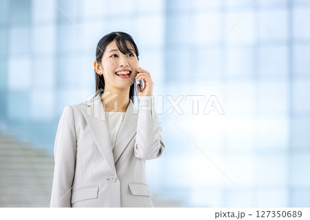 スマホで通話するビジネスウーマン 127350689