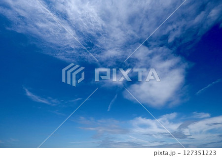 梅雨の晴れ間の空 127351223