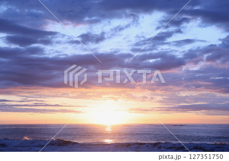 美しい海岸の朝日　　茨城県 127351750