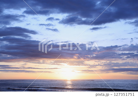 美しい海岸の朝日 茨城県 美しい海岸の朝日 茨城県 127351751