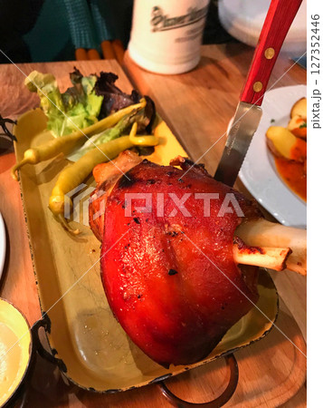 チェコでは外せない名物料理ポークナックル 127352446