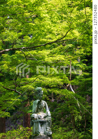 新緑の百済寺・弥勒半跏石像 127352480