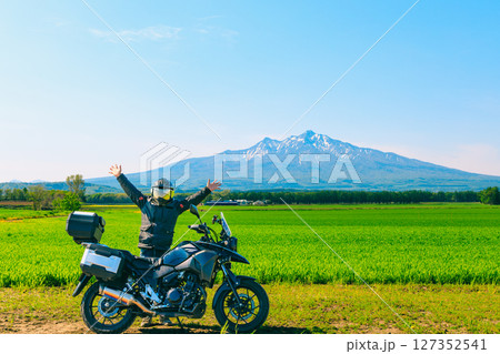 北海道の斜里岳と麦畑とバイク 127352541