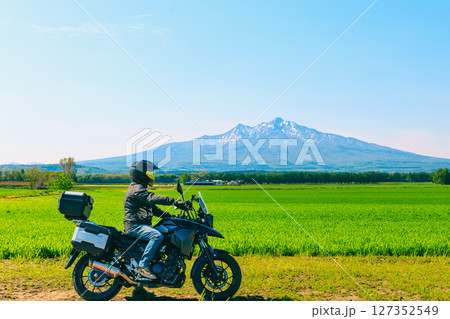 北海道の斜里岳と麦畑とバイク 北海道の斜里岳と麦畑とバイク 127352549