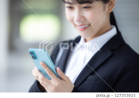 就活　スマホを見ている女性の手元 127353015