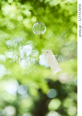 夏の木漏れ日の下で風に揺れる風鈴 127353050