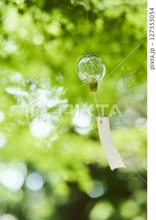 夏の木漏れ日の下で風に揺れる風鈴 夏の木漏れ日の下で風に揺れる風鈴 127353054