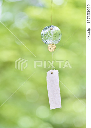 夏の木漏れ日の下で風に揺れる風鈴 夏の木漏れ日の下で風に揺れる風鈴 127353069