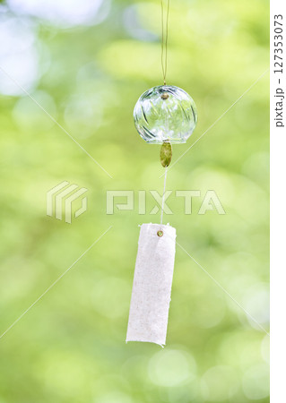夏の木漏れ日の下で風に揺れる風鈴 127353073