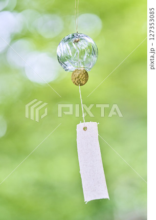 夏の木漏れ日の下で風に揺れる風鈴 夏の木漏れ日の下で風に揺れる風鈴 127353085