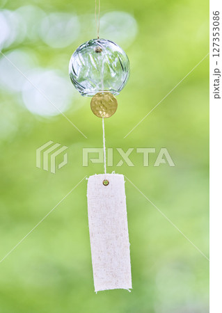 夏の木漏れ日の下で風に揺れる風鈴 夏の木漏れ日の下で風に揺れる風鈴 127353086