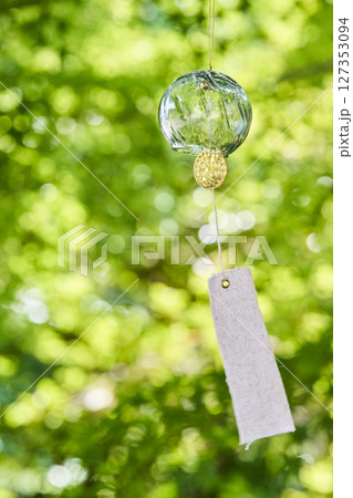 夏の木漏れ日の下で風に揺れる風鈴 127353094