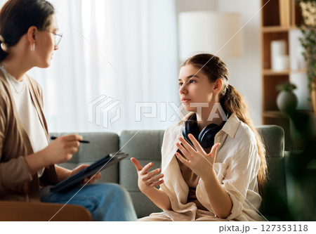 Consultation of the patient with a psychologist 127353118