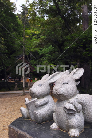 出雲市　出雲大社　因幡の白うさぎ像たち 127353607