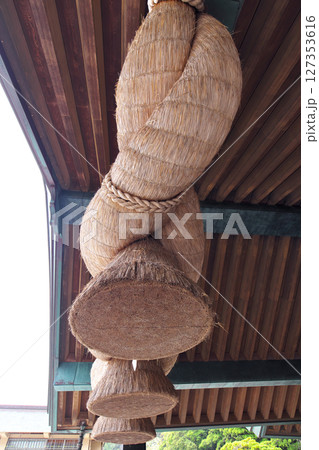 出雲市　出雲大社　拝殿の大しめ縄 127353616